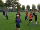 Laatste training S.K.N.W.K. JO9-1 van seizoen 2022-2023 (partijtje tegen de ouders) (154/178)